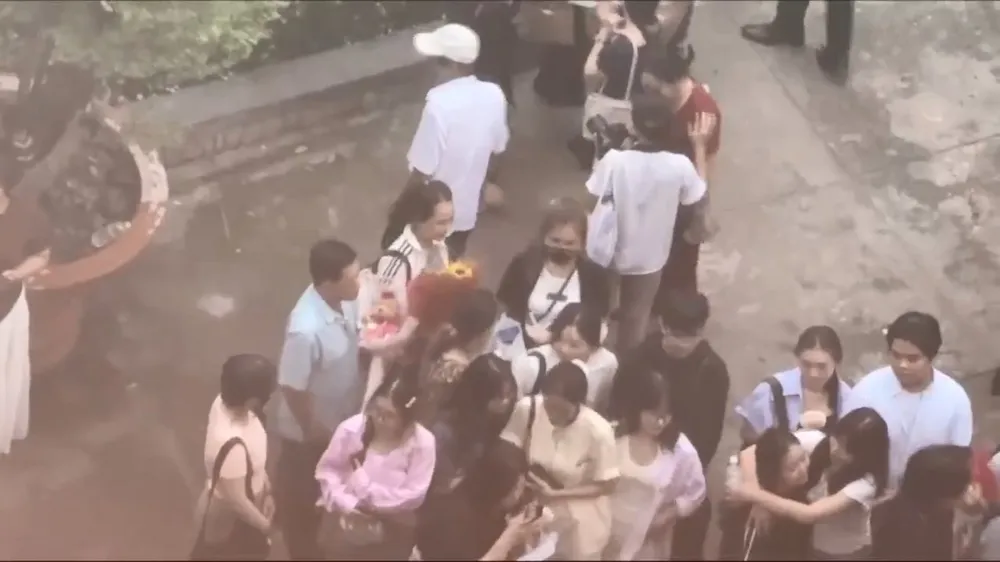 Nhóm này trà trộn, dàn cảnh xô đẩy rồi móc trộm tài sản, chuyền tay nhau tẩu tán. Ảnh: CA Công an bắt nhóm 8 người chuyên móc túi sinh viên… trong lễ tốt nghiệp, lễ hội