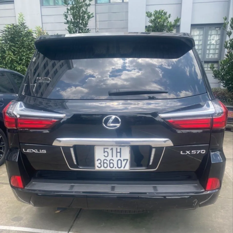 Công an hiện đang tìm chủ của chiếc xe Lexus LX570 để trả lại. Ảnh: NT Tìm chủ xe Lexus LX570 đậu trong quán karaoke ở quận 3 khi công an kiểm tra