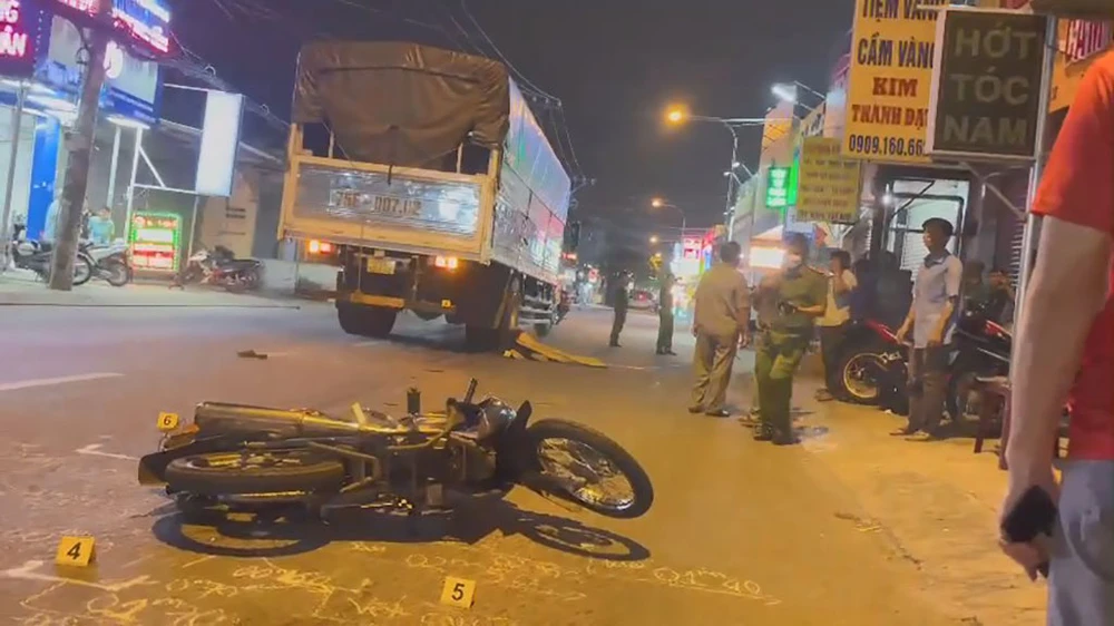 Công an sau đó phong tỏa hiện trường, trích xuất hình ảnh từ các camera an ninh khu vực để làm rõ. Ảnh: HT Va chạm xe tải, người đàn ông tử vong, giao thông ùn ứ