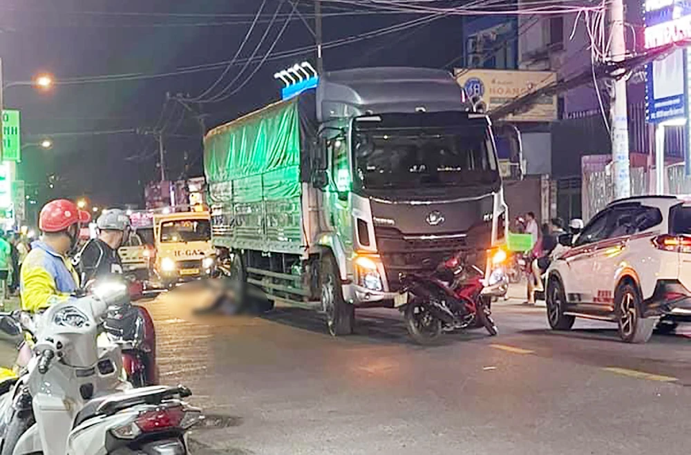 Tai nạn khiến người đàn ông tử vong tại chỗ. Ảnh: HT Va chạm xe tải, người đàn ông tử vong, giao thông ùn ứ