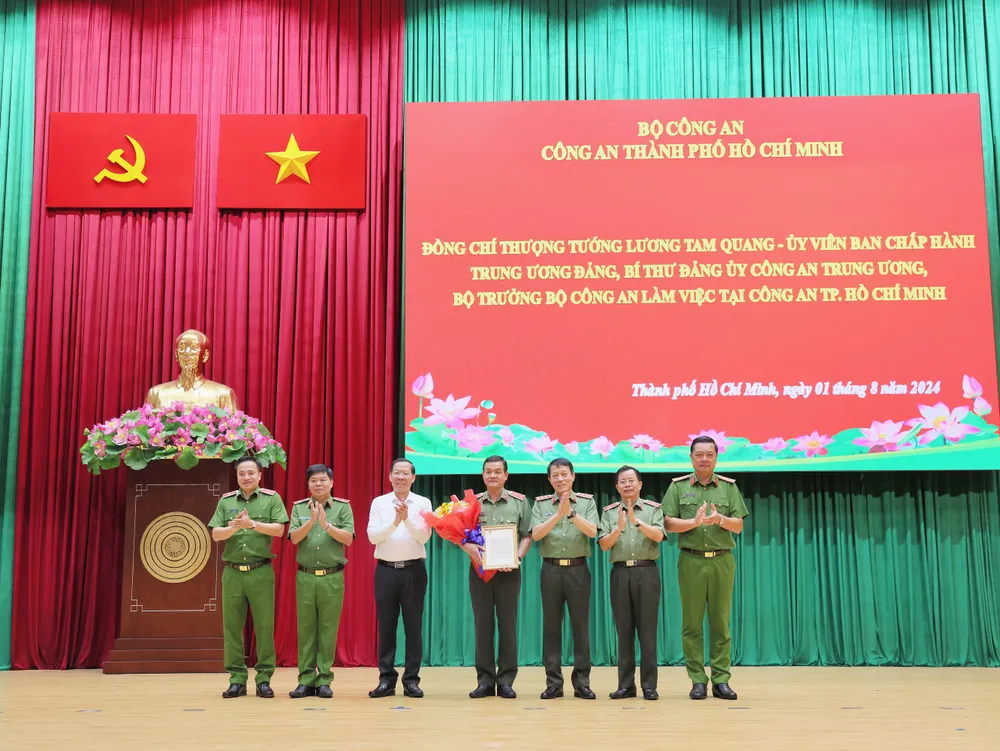 Bộ trưởng Lương Tam Quang và Chủ tịch UBND TPHCM Phan Văn Mãi trao Thư khen của Thủ tướng Chính phủ và tặng hoa chúc mừng Ban Giám đốc Công an TP.HCM. Ảnh: HT Bộ Trưởng Bộ Công an Lương Tam Quang có buổi làm việc với Công an TP.HCM