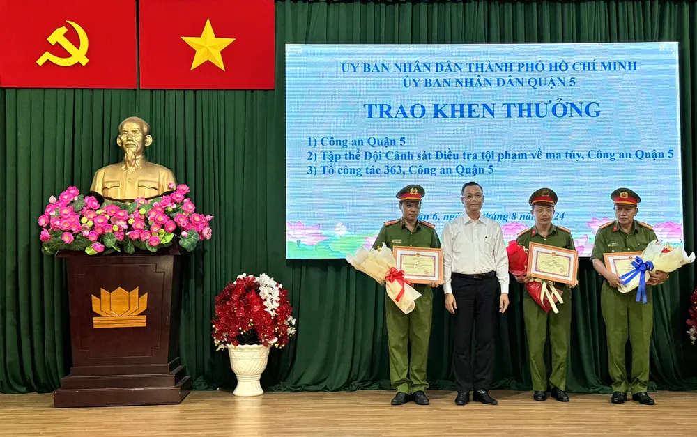 Các đại diện đơn vị tham gia phá án được khen thưởng. Ảnh: CATP Thiếu tướng Mai Hoàng trao khen vụ phá đường dây ma túy, sản xuất tiền giả…