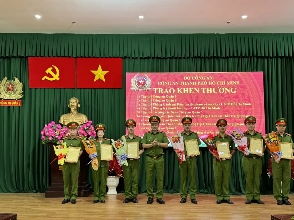 Thiếu tướng Mai Hoàng trao quyết định khen thưởng cho các đơn vị có thành tích xuất sắc trong phá án. Ảnh: CATP Thiếu tướng Mai Hoàng trao khen vụ phá đường dây ma túy, sản xuất tiền giả…