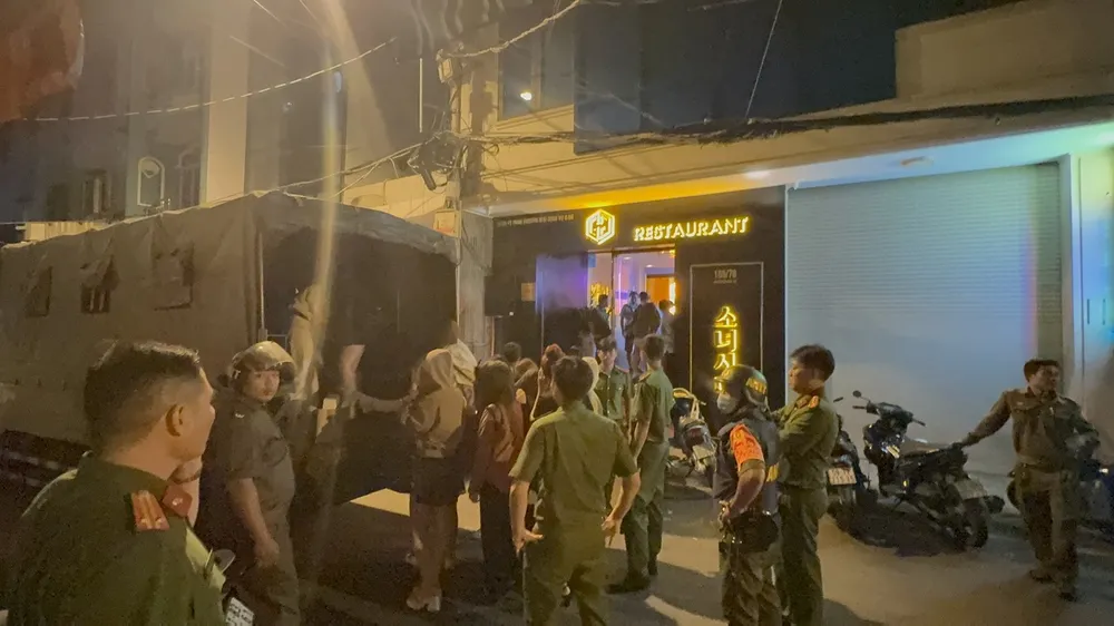 Nhà hàng có 120 tiếp viên đi khách 'tới z' giá 2,5 đến 4 triệu ở quận 1