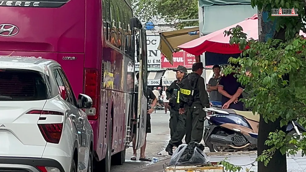 Cảnh sát phong tỏa nhà hàng karaoke ở khu Tên Lửa trong nửa ngày, đưa về hàng chục người