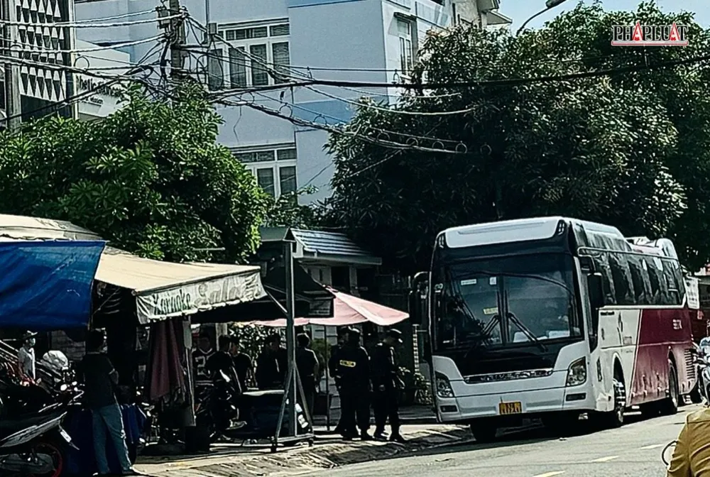 Cảnh sát phong tỏa nhà hàng karaoke ở khu Tên Lửa trong nửa ngày, đưa về hàng chục người