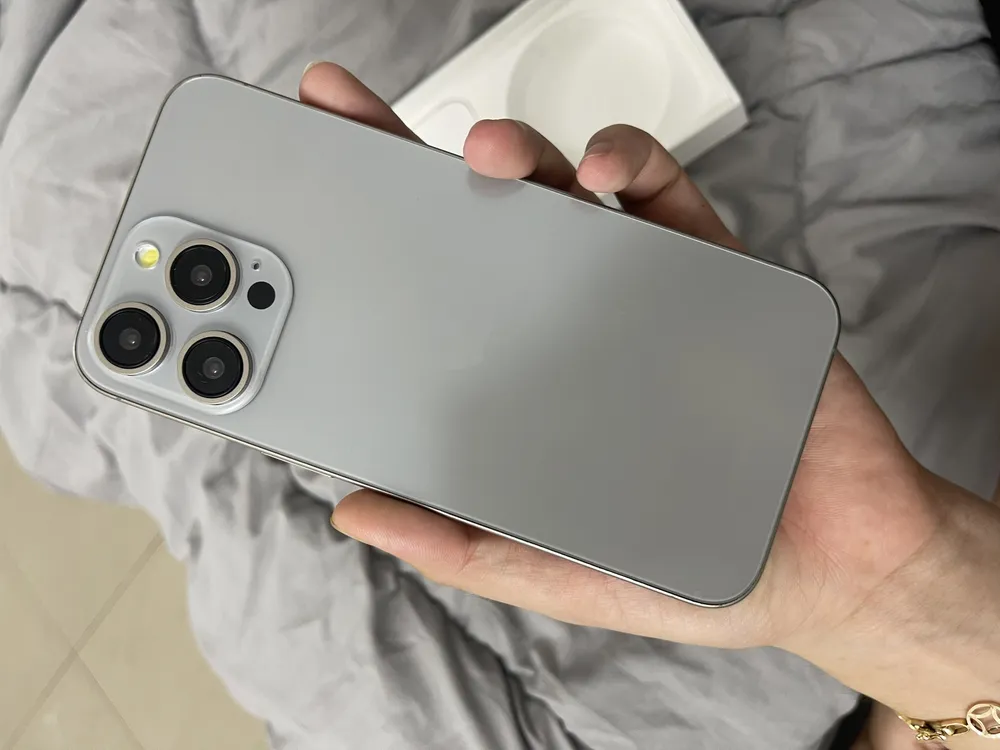 Bán iPhone 15 ProMax, sơ sểnh vài giây đã bị tráo thành điện thoại mô hình