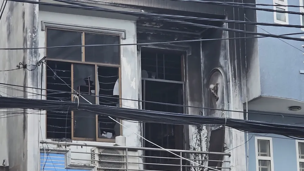 Cháy nhà ở Tân Phú, dân huy động xe tải, thang dây cứu 4 người mắc kẹt