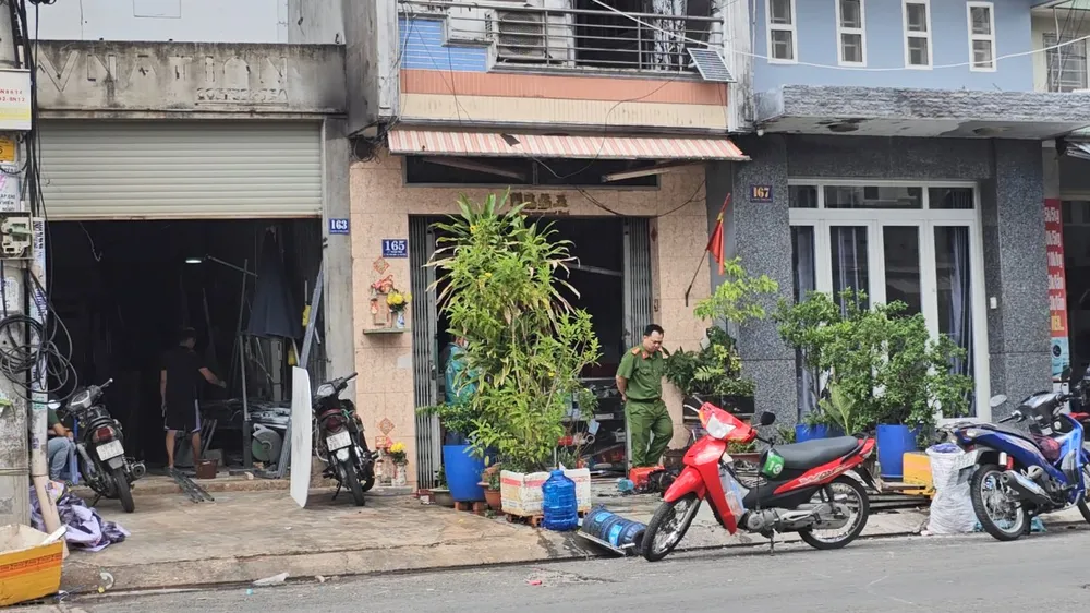 Cháy nhà ở Tân Phú, dân huy động xe tải, thang dây cứu 4 người mắc kẹt