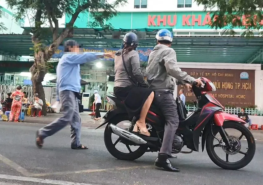 Công an làm việc với nhiều tài xế xe ôm trước cổng Bệnh viện Tai Mũi Họng