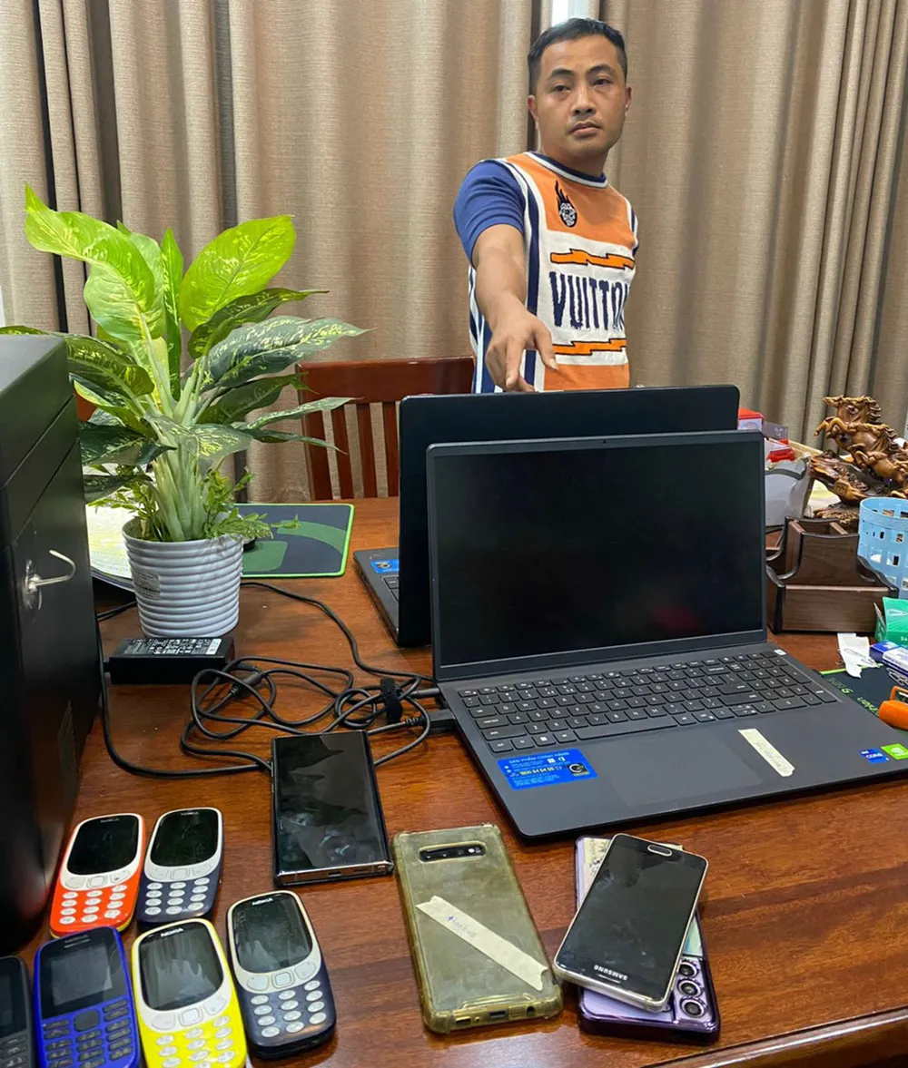 Công an khởi tố Dũng về tội mua bán trái phép hóa đơn. Ảnh: CA Nhóm bán 3.287 hóa đơn khống cho 500 đơn vị, doanh nghiệp bị bắt