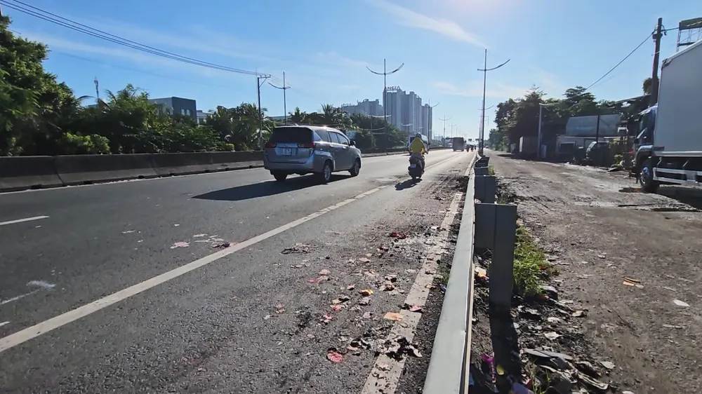 Khu vực xảy ra vụ cháy ở đường dẫn Bình Thuận - Chợ Đệm - Tân Túc. Ảnh: HT Thấy xe tải cháy, tài xế chạy khoảng 2km kêu cứu người dân