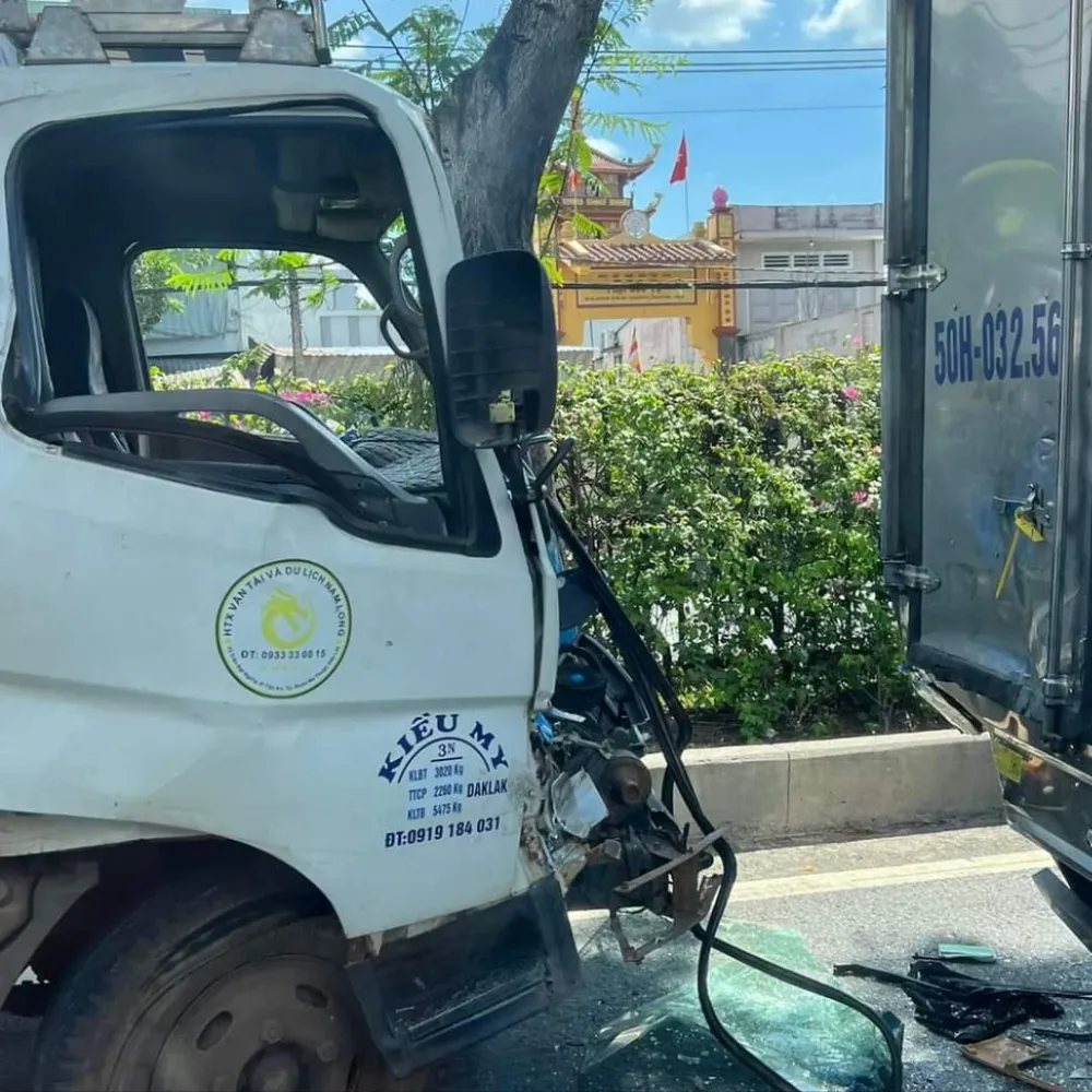 Vụ tông liên hoàn khiến xe tải móp méo, hư hỏng phần cabin. Ảnh: HT Tông liên hoàn trên Quốc lộ 22, giao thông ùn ứ nhiều km