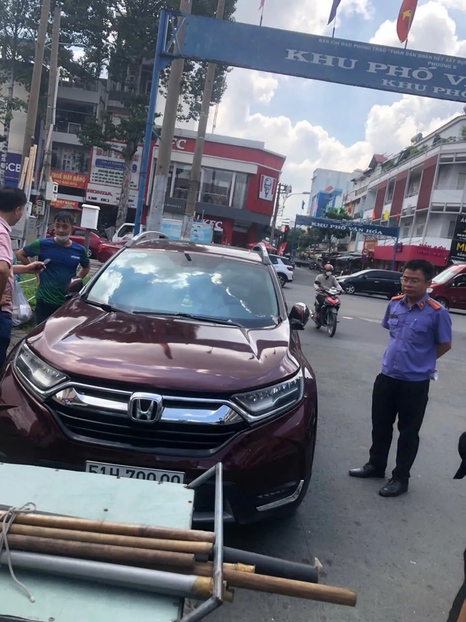 Cơ quan chức năng xác định Đức đã điều khiển xe có cô gái nằm trên nắp capo khoảng 1km. Ảnh: CA khoi-to-bat-giam-tai-xe-lai-xe-tong-day-co-gai-hon-1km-tren-duong-o-tan-binh (3).jpg