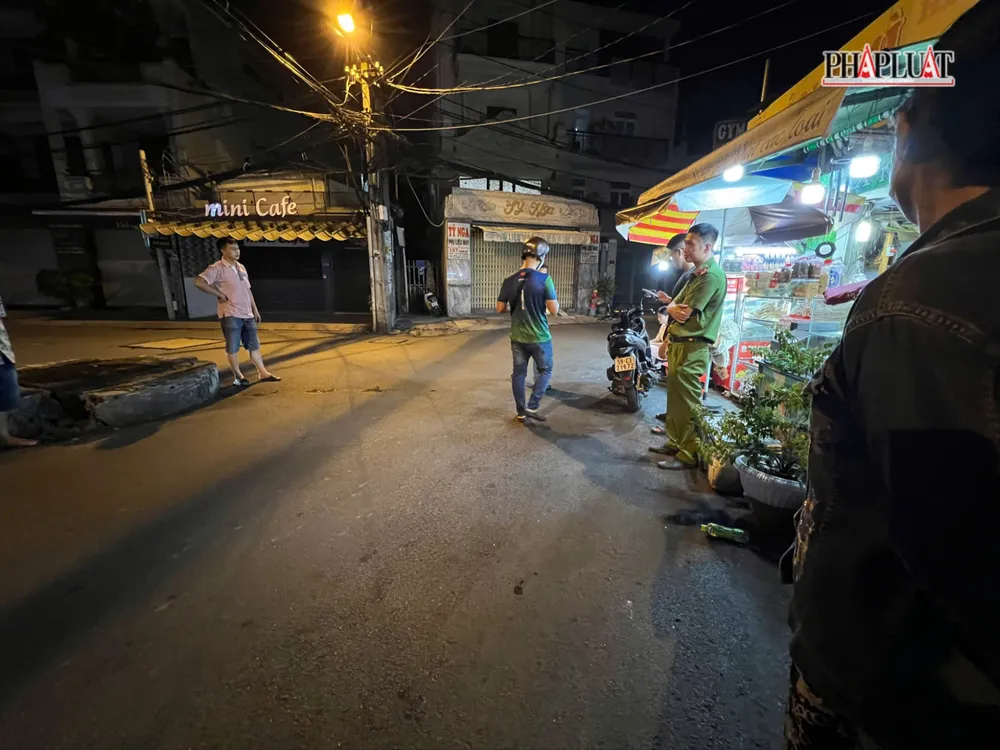 Công an quận Tân Bình đã kiểm tra lại hiện trường, lấy lời khai người liên quan để làm rõ. Ảnh: TT loi-ke-cua-nhieu-nguoi-chung-kien-vu-viec-co-gai-bi-xe-o-to-day-di-1km-o-tan-binh-2.jpg