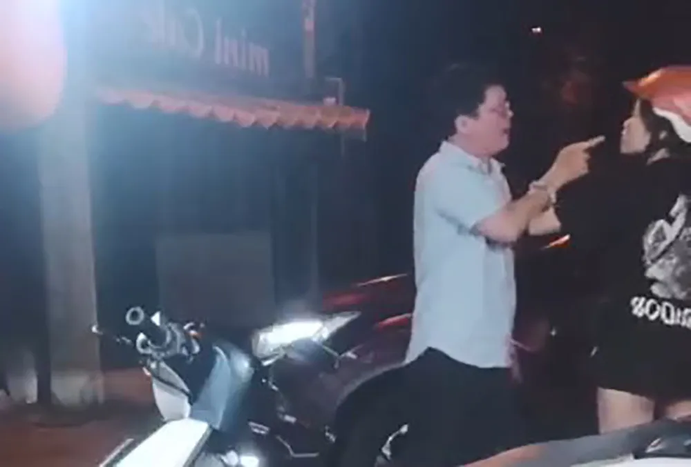 Mâu thuẫn xuất phát từ việc tài xế ô tô chửi bới hai cô gái trên đường Đông Hồ. Ảnh: LQ loi-ke-cua-nhieu-nguoi-chung-kien-vu-viec-co-gai-bi-xe-o-to-day-di-1km-o-tan-binh-9.jpg
