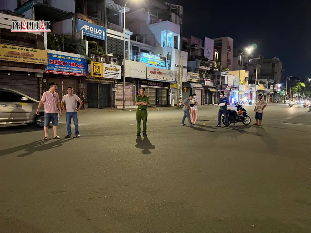 Công an kiểm tra khu vực hiện trường vụ việc. Ảnh: TT loi-ke-cua-nhieu-nguoi-chung-kien-vu-viec-co-gai-bi-xe-o-to-day-di-1km-o-tan-binh.jpg