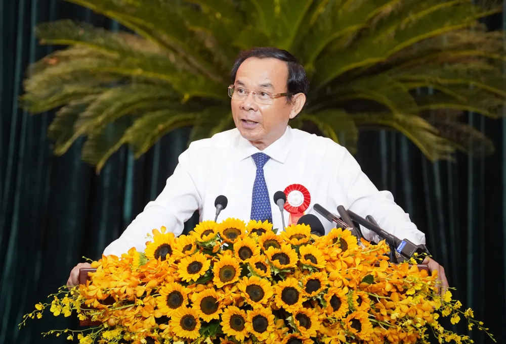 Bí thư Thành ủy TP.HCM Nguyễn Văn Nên chúc mừng Công an TP.HCM. Ảnh: TV Công an TP.HCM được phong tặng danh hiệu Anh hùng LLVTND lần hai