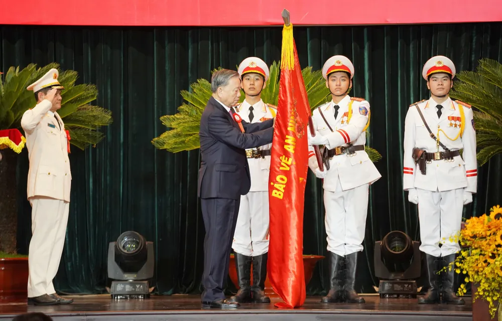 Ngày 25-7-2024, Chủ tịch nước Tô Lâm (nay là Tổng Bí thư, Chủ tịch nước) đã ký Quyết định tặng danh hiệu Anh hùng Lực lượng vũ trang nhân dân cho Công an TP.HCM. Ảnh: TV Công an TP.HCM được phong tặng danh hiệu Anh hùng LLVTND lần hai