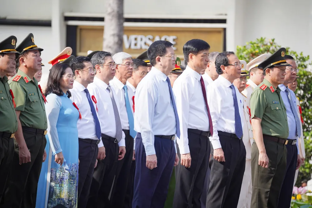 Lãnh đạo Thành ủy, UBND TP.HCM trong buổi dâng hương, báo công dâng lên Bác. Ảnh: TV tong-bi-thu-chu-tich-nuoc-to-lam-tham-du-le-bao-cong-dang-bac-cua-cong-an-tp-hcm (6).jpg