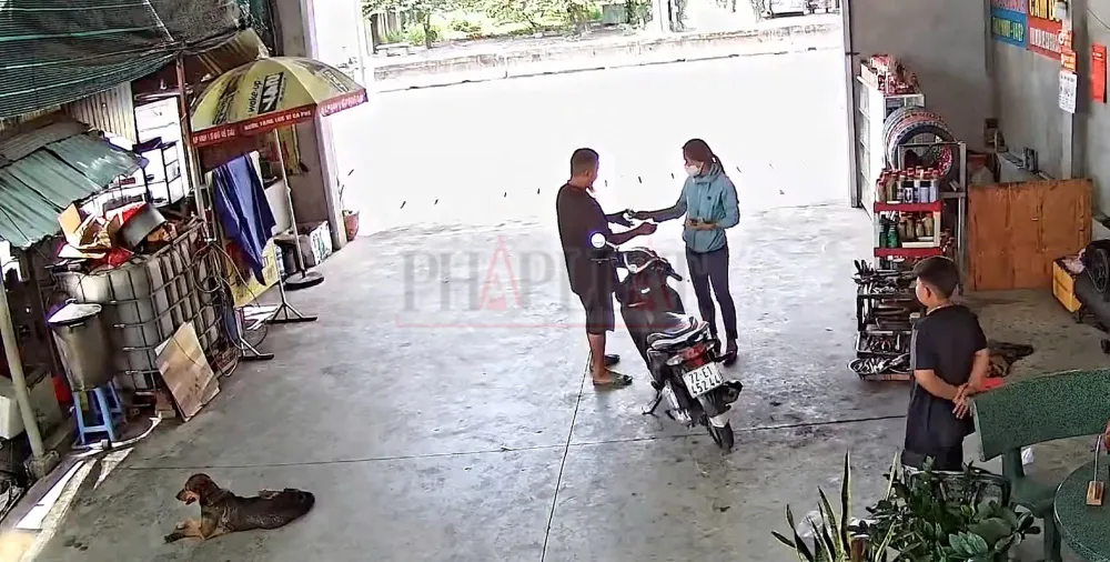 Thước đã phá xe, lừa lấy số tiền hơn 2,2 triệu đồng của chị T, ngụ tỉnh Đồng Nai và bị trinh sát hình sự, Công an huyện Long Thành bắt quả tang. Ảnh: NHÓM PV cong-an-bat-giu-truy-xet-cac-nhom-pha-xe-tren-quoc-lo-1.jpg