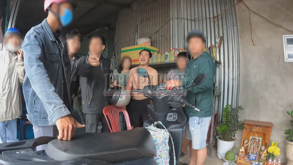 Cùng thời điểm, tiệm sửa xe của ông Nguyễn Văn Đông (anh em cột chèo với Thước) cũng bị trinh sát hình sự, Công an huyện Long Thành ập vào bắt quả tang đang "vẽ bệnh" lấy tiền đôi nam nữ. Ảnh: NHÓM PV cong-an-bat-giu-truy-xet-cac-nhom-pha-xe-tren-quoc-lo-4.jpg