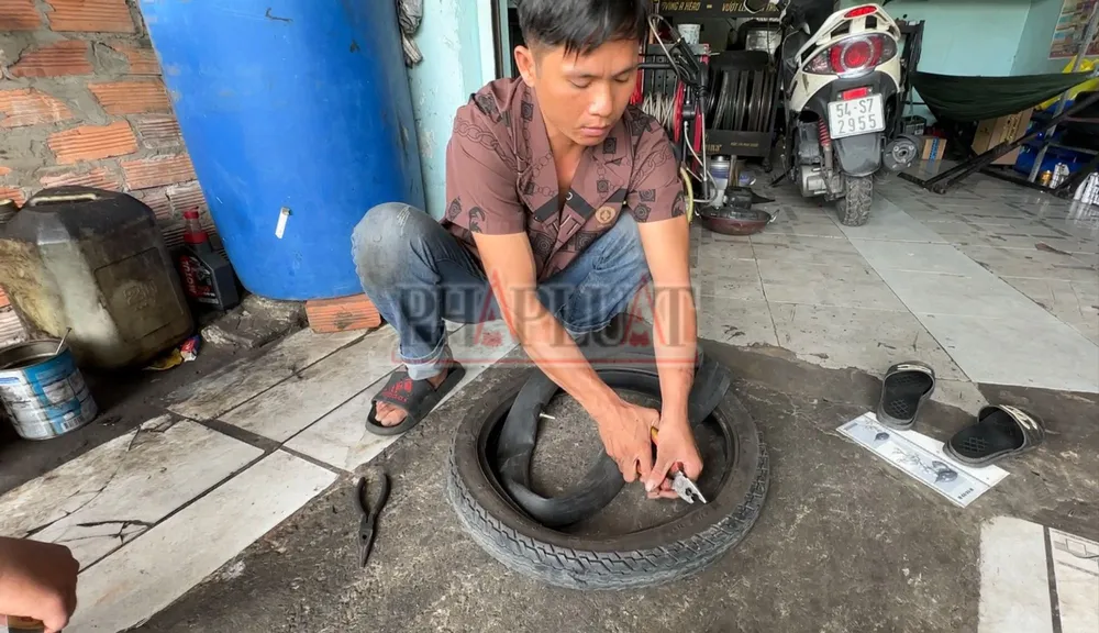 Trinh sát hình sự, Công an TP Thủ Đức đã bắt quả tang Mai Văn Cường đang dùng dụng cụ phá hư xe của khách. Ảnh: NHÓM PV cong-an-bat-giu-truy-xet-cac-nhom-pha-xe-tren-quoc-lo-6.jpg