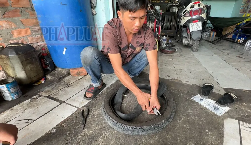 Cường diễn lại hành vi dùng kìm phá lốp, chọc thủng ruột xe. Ảnh: NHÓM PV Bài 2: Tiệm phá xe của khách ở Thủ Đức, vòng xoay Đồng Xoài