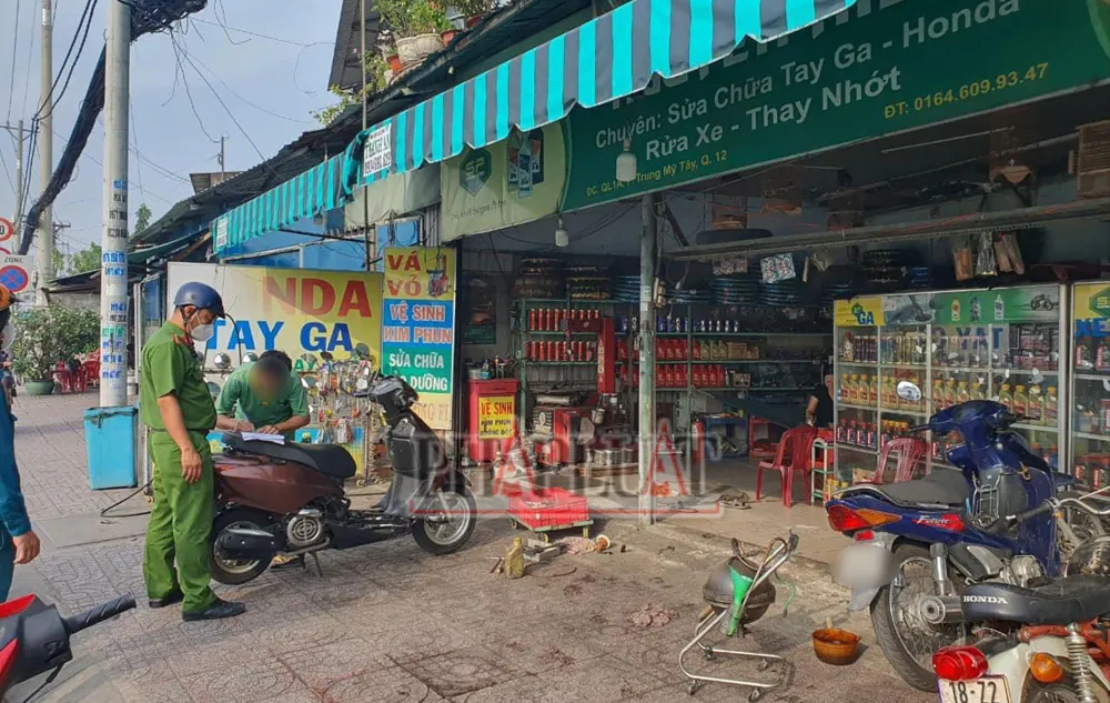 Công an quận 12 có mặt ở tiệm sửa xe NH trên Quốc lộ 1 để yêu cầu chủ tiệm cam kết. Ảnh: NHÓM PV cong-an-bat-giu-truy-xet-cac-nhom-pha-xe-tren-quoc-lo-8.jpg