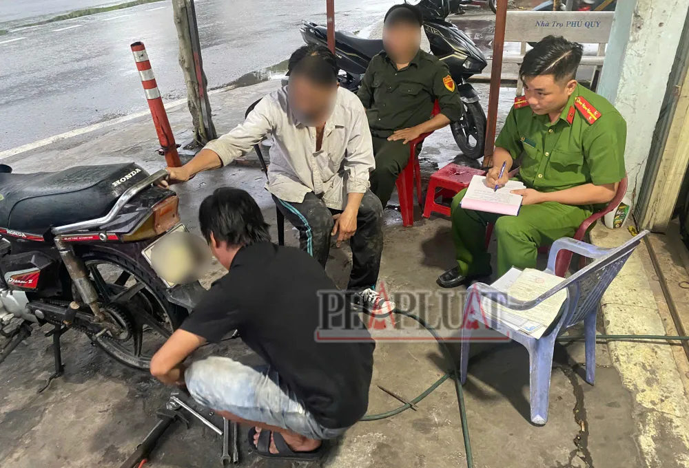 Công an TP Dĩ An, tỉnh Bình Dương cũng đến tiệm sửa xe của Mai Văn Hòa trên Quốc lộ 1 để kiểm tra, làm việc với chủ tiệm. Ảnh: NHÓM PV cong-an-bat-giu-truy-xet-cac-nhom-pha-xe-tren-quoc-lo-9.jpg