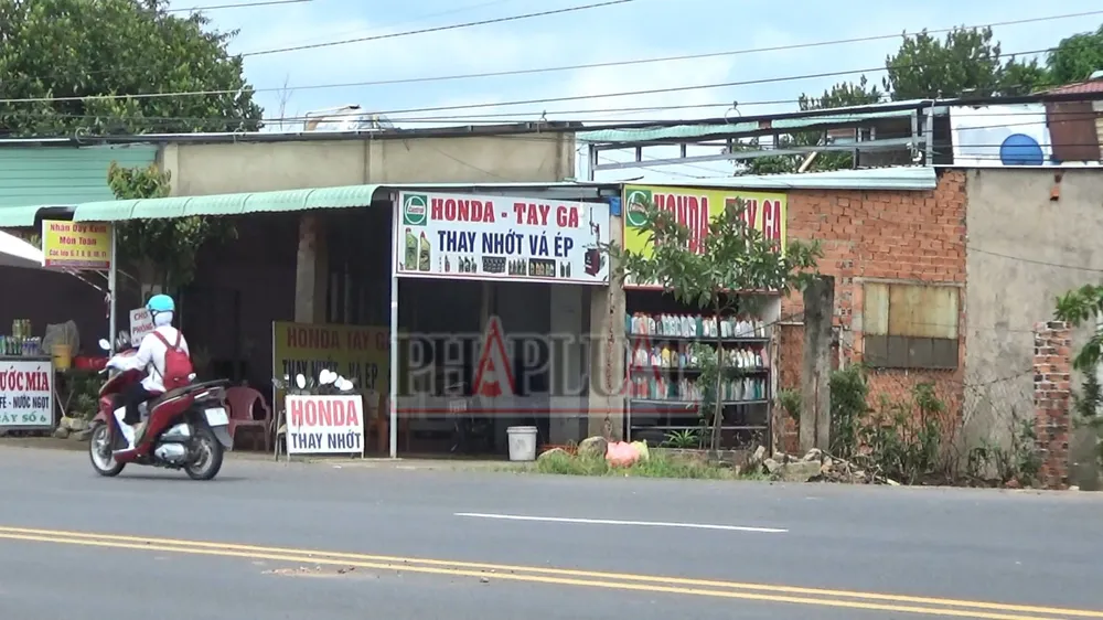 Tiệm sửa xe ở trên Quốc lộ 14, huyện Đồng Xoài, tỉnh Bình Phước cũng có người đàn ông thực hiện chiêu trò phá xe khách. Ảnh: NHÓM PV Bài 2: Tiệm phá xe của khách ở Thủ Đức, vòng xoay Đồng Xoài