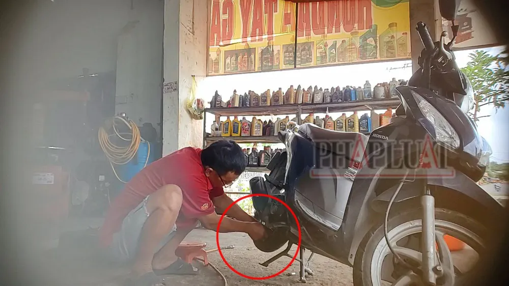 Thay vì sửa một cách có đạo đức cho khách đường xa thì ông này lại dùng vật nhọn đâm nhiều lỗ thủng trên lốp xe. Ảnh: NHÓM PV Bài 2: Tiệm phá xe của khách ở Thủ Đức, vòng xoay Đồng Xoài