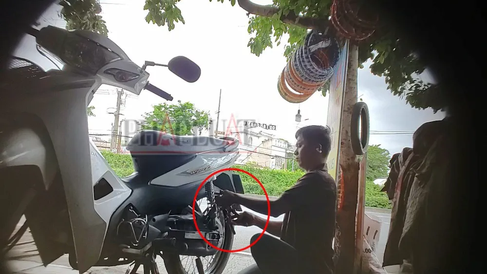 Cường dùng kìm phá hư lốp xe của PV. Ảnh: NHÓM PV Bài 2: Tiệm phá xe của khách ở Thủ Đức, vòng xoay Đồng Xoài