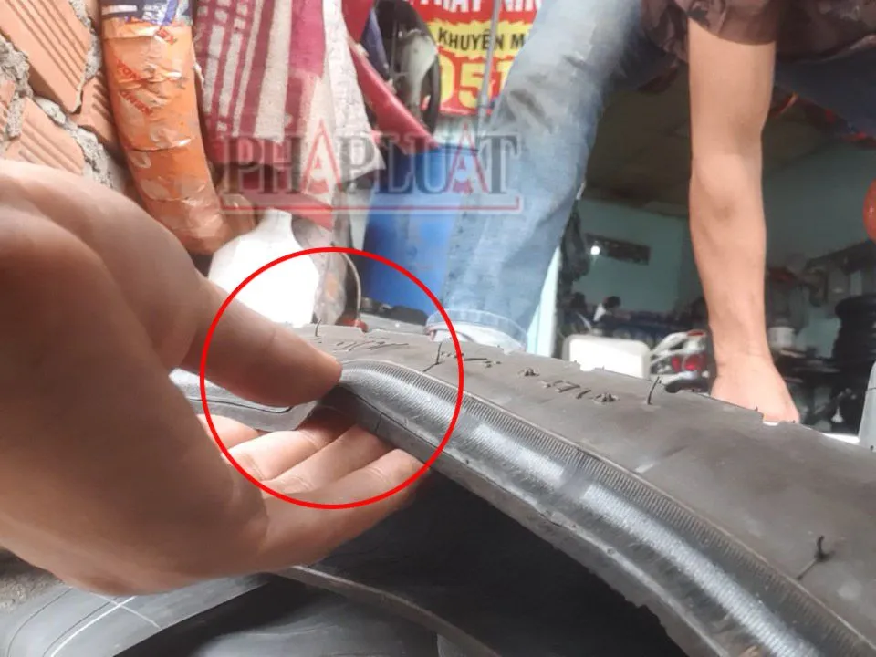 Vòng thép ở vành lốp bị Cường dùng kìm bẻ cho cong. Ảnh: NHÓM PV Bài 2: Tiệm phá xe của khách ở Thủ Đức, vòng xoay Đồng Xoài