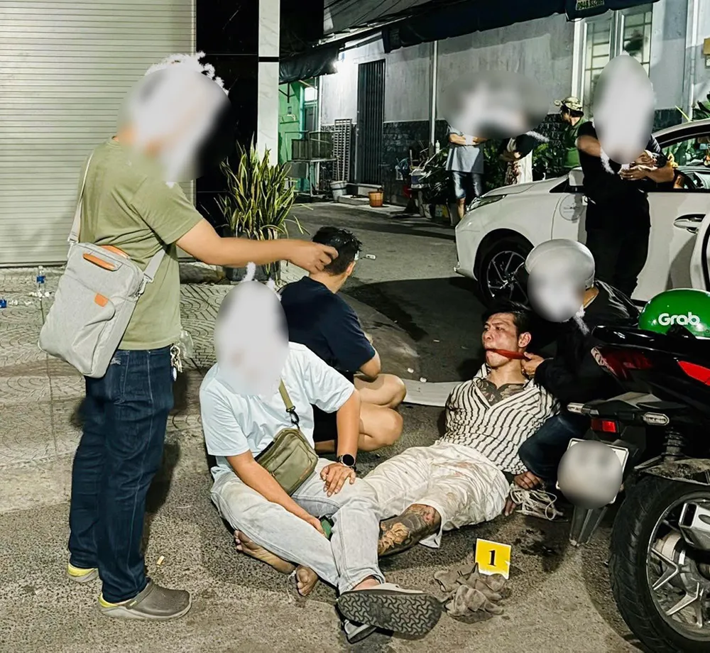 Thời điểm trùm giang hồ bị cảnh sát ập đến vây bắt. Ảnh: CA Trùm giang hồ buôn ma túy rút súng chống trả cảnh sát khi bị vây bắt