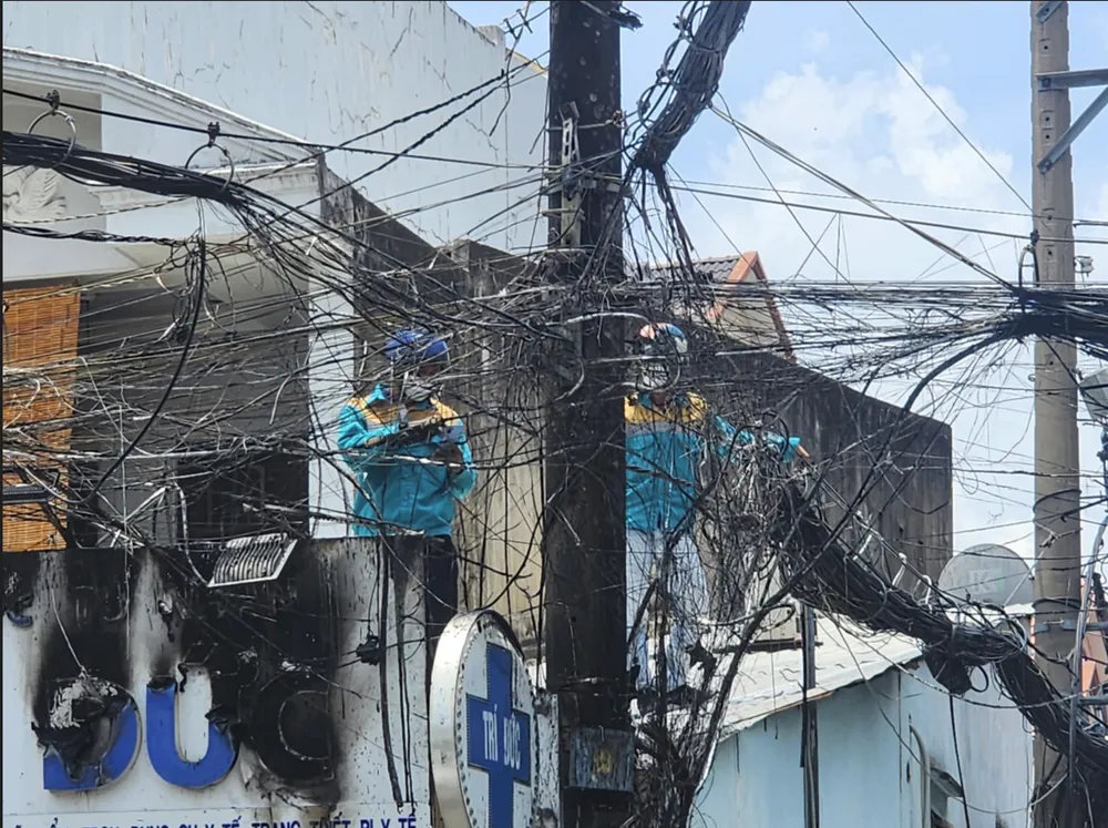 Vụ cháy nổ trụ điện khiến đường dây viễn thông bị cháy. Ảnh: HT Cháy nổ trụ điện ở Gò Vấp, nhiều hộ dân mất điện
