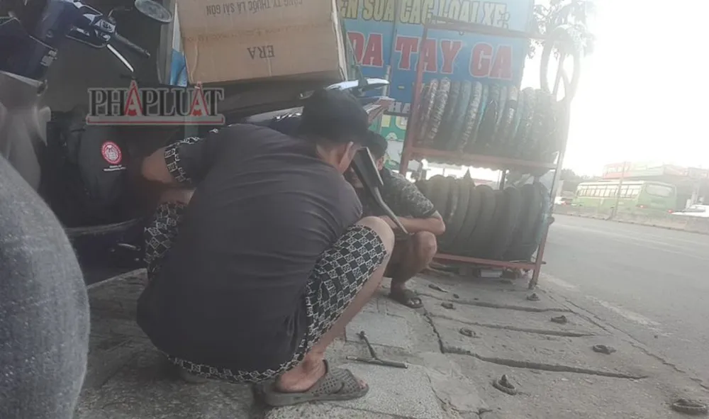 Đông và Hưng dạy nhau cách phá xe của chúng tôi. Ảnh: NHÓM PV bai-3-pha-xe-ve-benh-tren-quoc-lo-1-quoc-lo-51-15.jpg