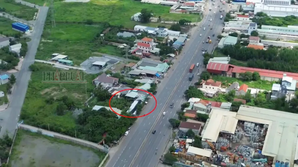 Ở cả hai chiều đường từ TP.HCM xuống Vũng Tàu và ngược lại đều có các tiệm cà phê võng, quán ăn, sửa xe chuyên phá xe, vẽ bệnh. Ảnh: NHÓM PV bai-3-pha-xe-ve-benh-tren-quoc-lo-1-quoc-lo-51-16.jpg