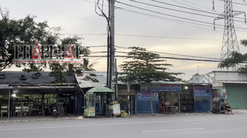 Khu vực này có rất nhiều tiệm cà phê võng, sửa xe của một nhóm người trong gia đình thực hiện hành vi phá xe khách. Chỉ cần khách vào nghỉ chân, uống nước, bơm xe là bị nhóm này thực hiện hành vi phá xe Ảnh: NHÓM PV Bài 3: Phá xe, vẽ bệnh trên Quốc lộ 1, Quốc lộ 51