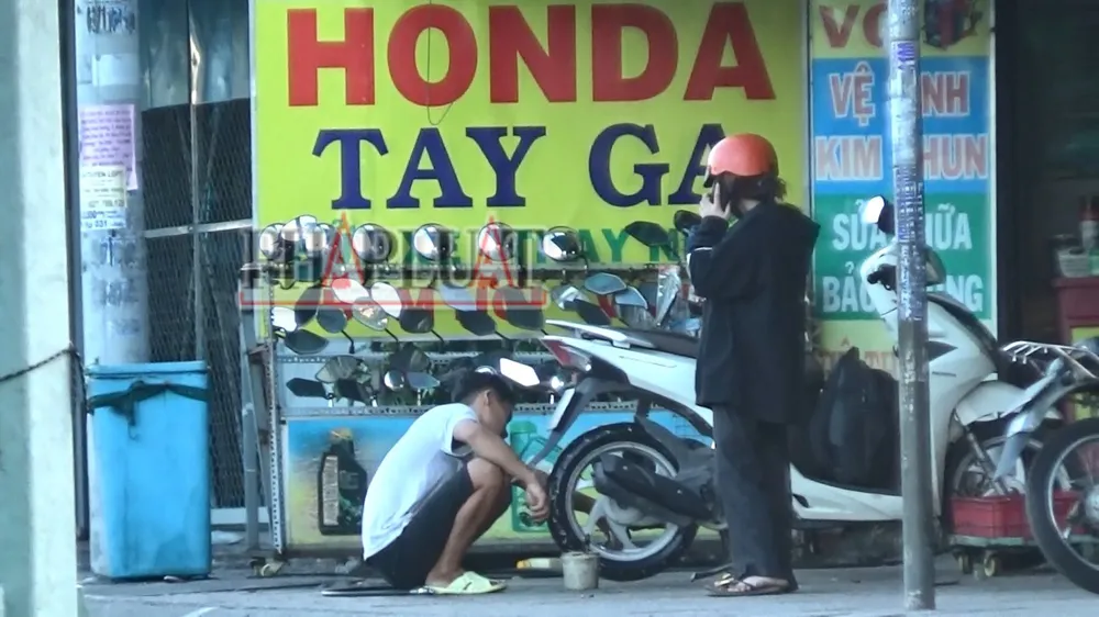 Tiệm sửa xe Nguyễn Hiền trên Quốc lộ 1, đoạn qua địa bàn quận 12 có một thợ chuyên phá xe khách, vẽ bệnh rồi lấy số tiền lớn. Ảnh: NHÓM PV Rút dây mobin sườn rồi 'vẽ bệnh' cho xe tay ga