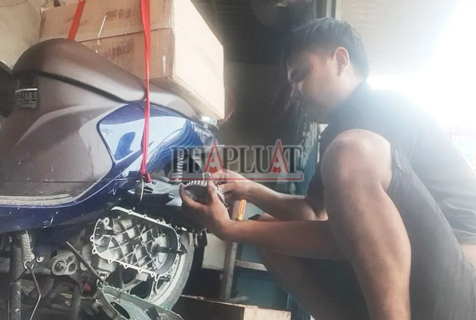 Hưng sau đó tiếp cận vờ giúp rồi vẽ bệnh, thay thế thiết bị cũ cho PV. Ảnh: NHÓM PV Bài 4: Cận cảnh người lớn phối hợp trẻ con phá xe trên Quốc lộ 51