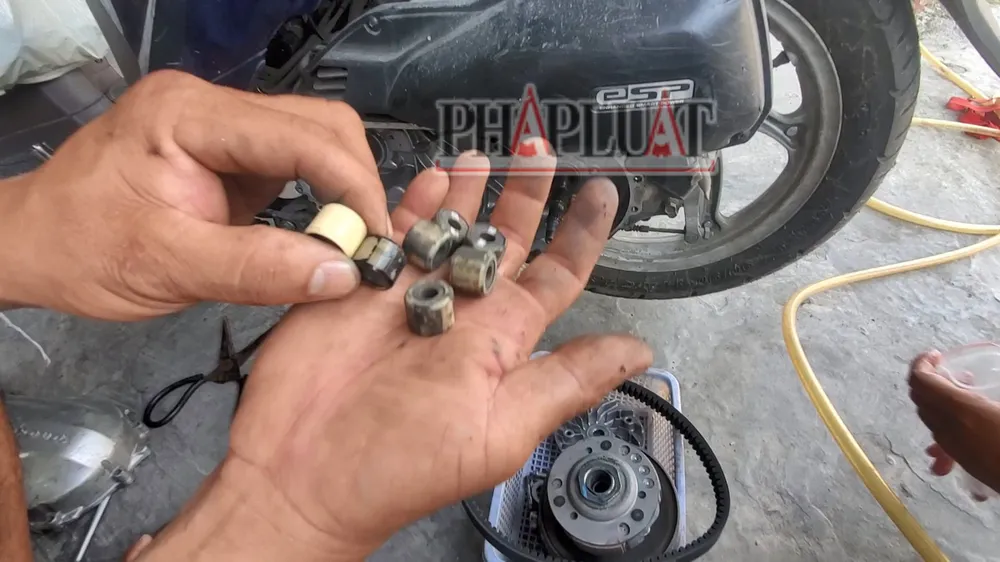 Những thiết bị được nhóm Thước, Đông và Hưng thay thế, PV đã mang ra tiệm khác kiểm tra thì phát hiện đều là thiết bị cũ, được sơn xịt lại thành thiết bị mới. Ảnh: NHÓM PV Bài 4: Cận cảnh người lớn phối hợp trẻ con phá xe trên Quốc lộ 51