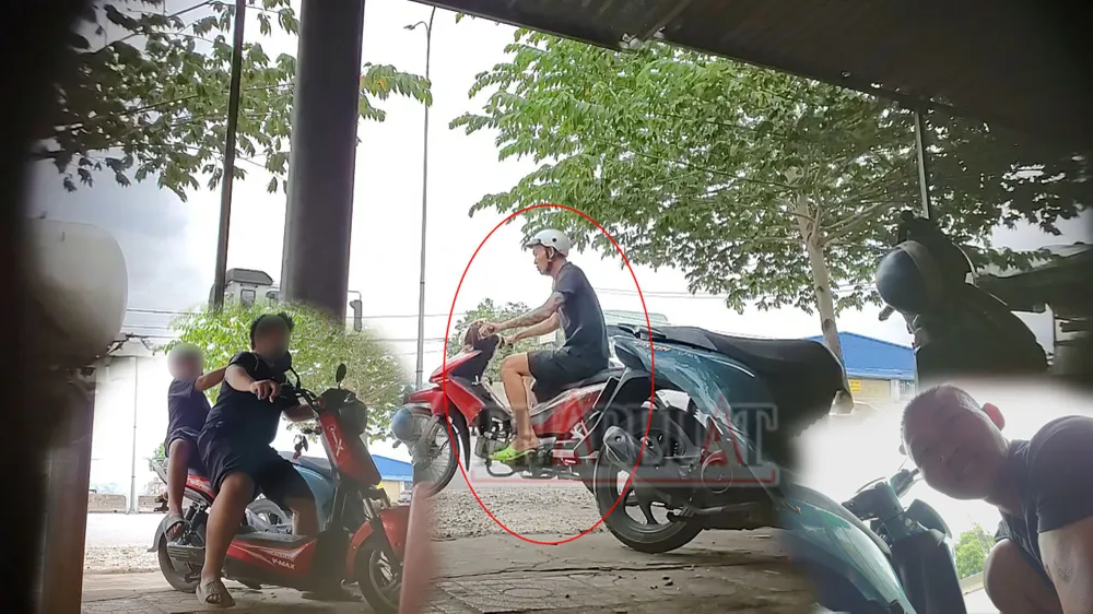 Đồng khi thấy xe khách đến thì liền chạy kêu hai cháu trai (là con của Đông tới) để phá xe rồi vẽ bệnh, lấy giá cao. Ảnh: NHÓM PV Bài 4: Cận cảnh người lớn phối hợp trẻ con phá xe trên Quốc lộ 51