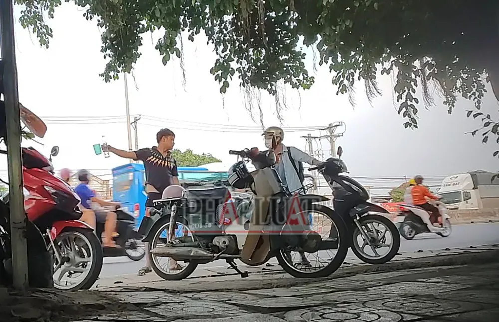 Chỉ chờ khách không nổ máy xe được, Hưng đã tiếp cận, vờ làm người tốt, hướng dẫn vào tiệm sửa xe để hỗ trợ, giúp đỡ cho. Ảnh: NHÓM PV Bài cuối: Cụm 4 tiệm phá xe quốc lộ 51 là họ hàng với nhau