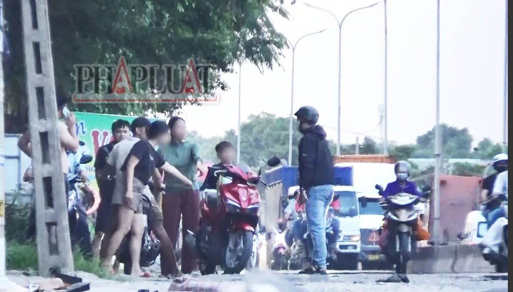 Ông Đông, Hưng; vợ và con ông Đông, vợ con ông Thước ... vây lại, chửi bới PV vu khống. Ảnh: NHÓM PV Bài cuối: Cụm 4 tiệm phá xe quốc lộ 51 là họ hàng với nhau