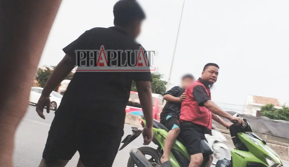 Lúc này, con trai ông Đông liền chạy ngược chiều trên đường, gọi Thước râu tới "xử lý" phóng viên. Ảnh: NHÓM PV Bài cuối: Cụm 4 tiệm phá xe quốc lộ 51 là họ hàng với nhau