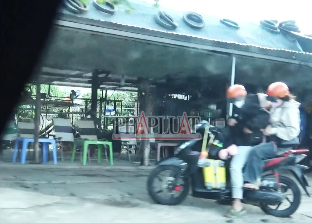 Hai vợ chồng anh A bị nhóm phá xe ở quán ông Đông vẽ bệnh, lấy đi số tiền lớn. Ảnh: Nhóm PV Nhiều người tức tưởi vì bị phá xe lấy tiền trên quốc lộ