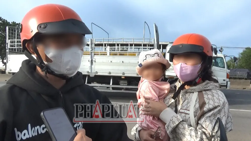 Hai vợ chồng anh A cho biết đã vét sạch túi 1,2 triệu đồng đưa cho nhóm phá xe. Ảnh: Nhóm PV Nhiều người tức tưởi vì bị phá xe lấy tiền trên quốc lộ