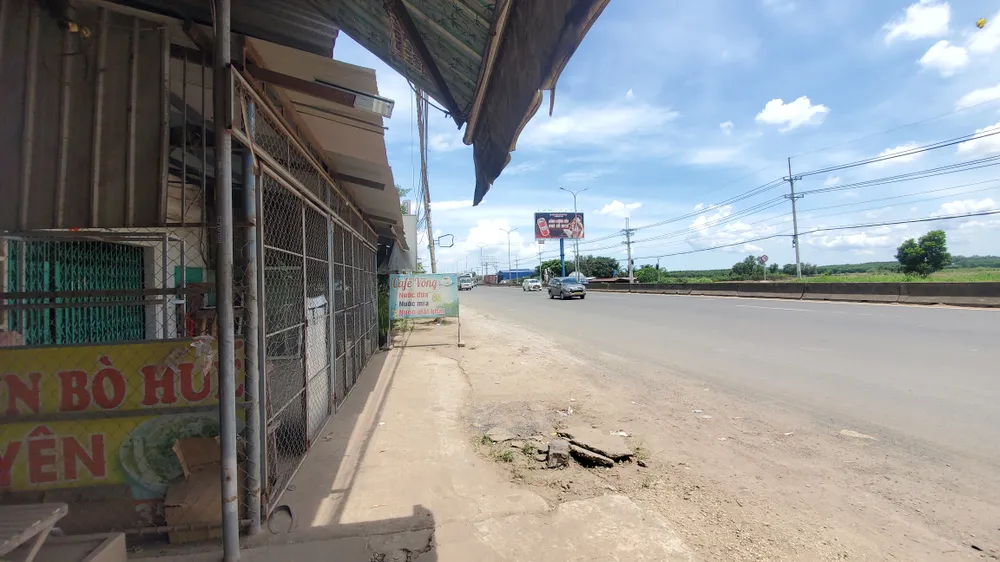 Một quán cà phê, sửa xe trong nhóm Thước "râu" đã đóng cửa. Ảnh: NHÓM PV nguoi-dan-vui-mung-khi-nhom-pha-xe-tren-quoc-lo-51-bi-bao-phan-anh-1.jpg