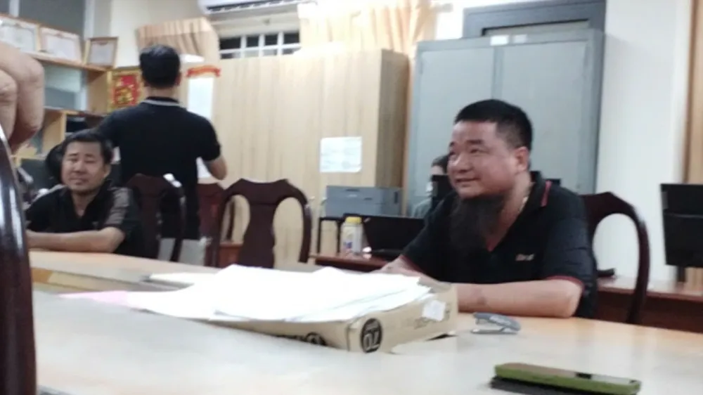 Đông (bên trái) và Thước tại trụ sở Công an huyện Long Thành. Ảnh: NHÓM PV Người dân vui mừng khi nhóm phá xe trên Quốc lộ 51 bị báo phản ánh